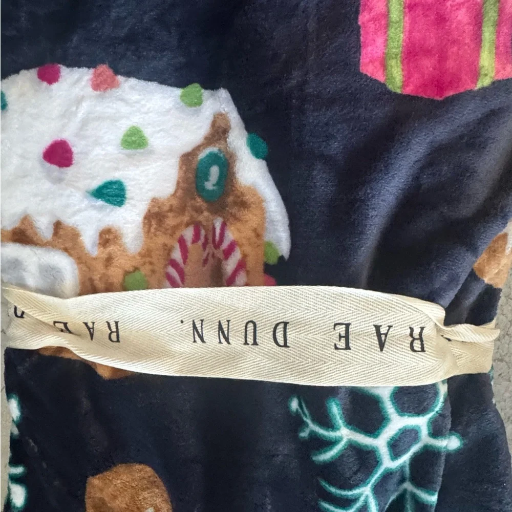 RAE DUNN PLUSH CHRISTMAS HOLIDAY THROW BLANKET w/GINGERBREAD HOUSE/MAN SNOWFLAKE